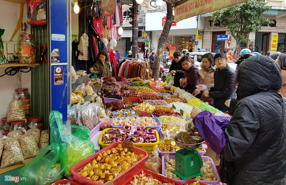 Người Hà Nội tấp nập đi sắm Tết sớm